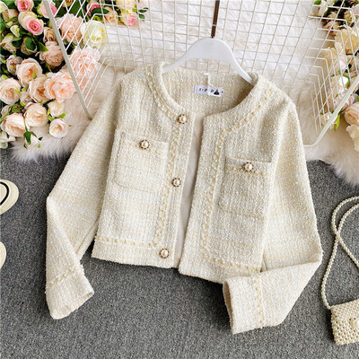 Stílusos női kabát gyöngyökkel és gombokkal