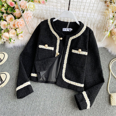 Stílusos női kabát gyöngyökkel és gombokkal