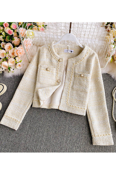 Stílusos női kabát gyöngyökkel és gombokkal