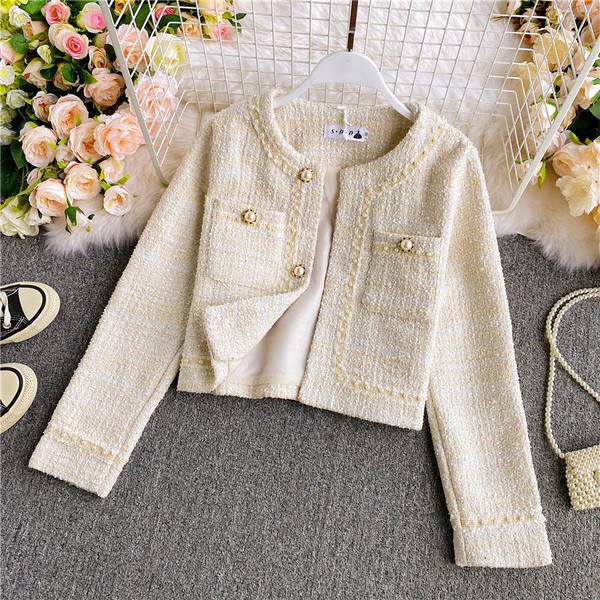 Stílusos női kabát gyöngyökkel és gombokkal