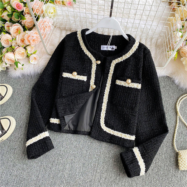 Stílusos női kabát gyöngyökkel és gombokkal