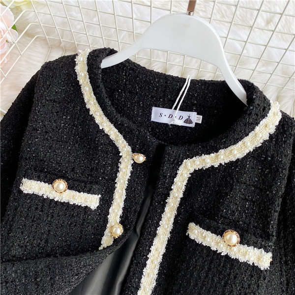 Stílusos női kabát gyöngyökkel és gombokkal