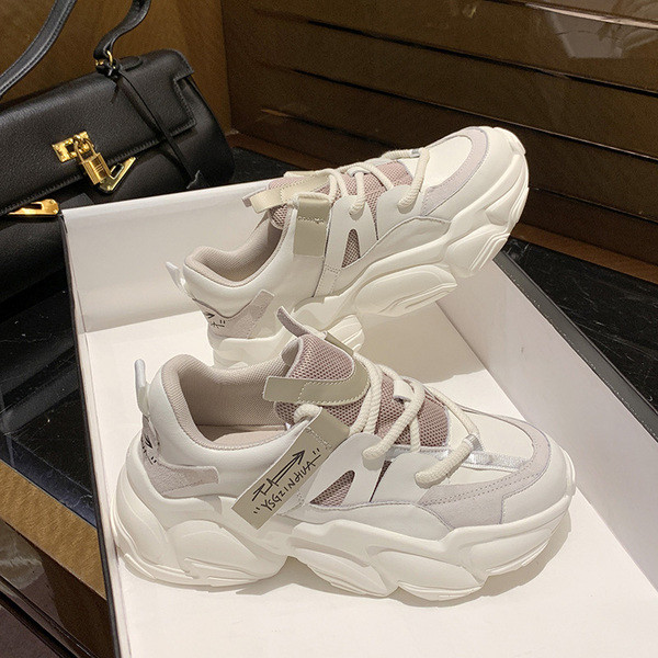 Alkalmi női tornacipő fűzővel és durva talppal