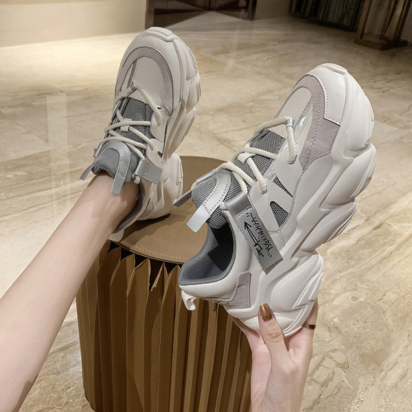 Alkalmi női tornacipő fűzővel és durva talppal