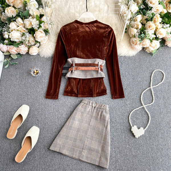 Γυναικείο σετ βελούδινη μπλούζα και καρό φούστα