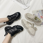 Γυναικεία αθλητικά παπούτσια σε μαύρο και μπεζ χρώμα με τραχιά σόλα