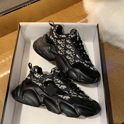 Γυναικεία αθλητικά παπούτσια σε μαύρο και μπεζ χρώμα με τραχιά σόλα