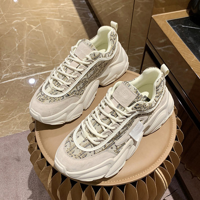 Γυναικεία αθλητικά παπούτσια σε μαύρο και μπεζ χρώμα με τραχιά σόλα