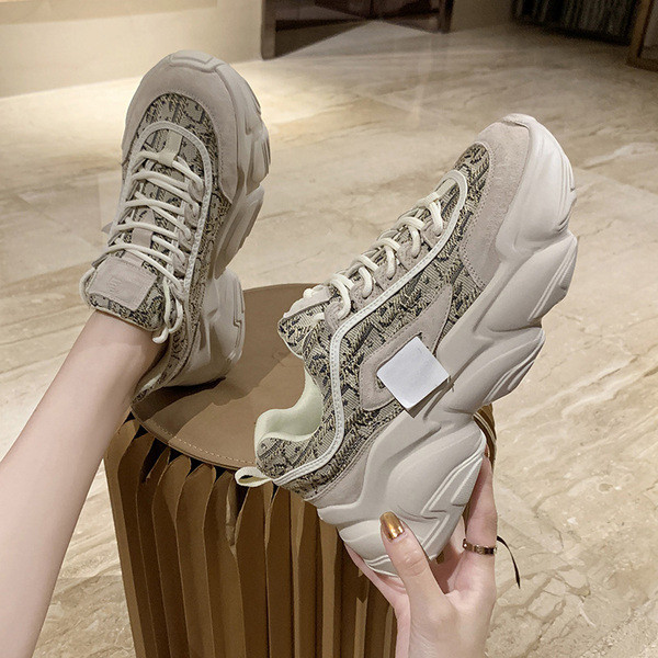 Γυναικεία αθλητικά παπούτσια σε μαύρο και μπεζ χρώμα με τραχιά σόλα