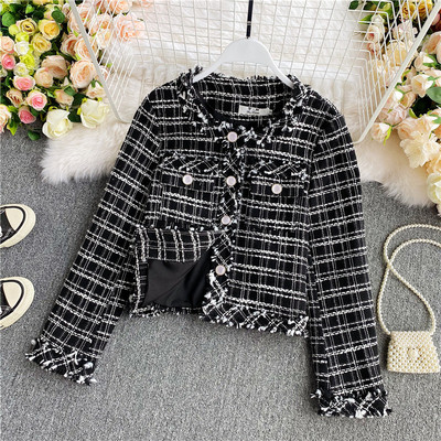 Κοντό γυναικείο παλτό με διακόσμιση πέρλες και λαιμόκοψη