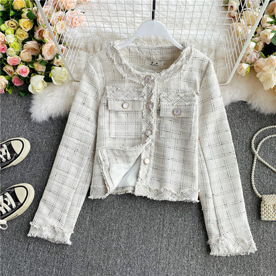 Κοντό γυναικείο παλτό με διακόσμιση πέρλες και λαιμόκοψη