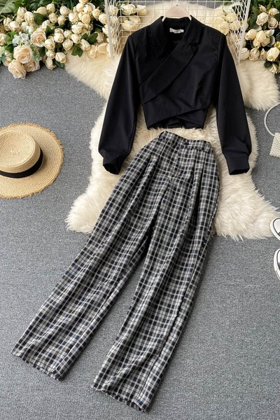 Naiste pluusi ja ruuduliste pükste komplekt