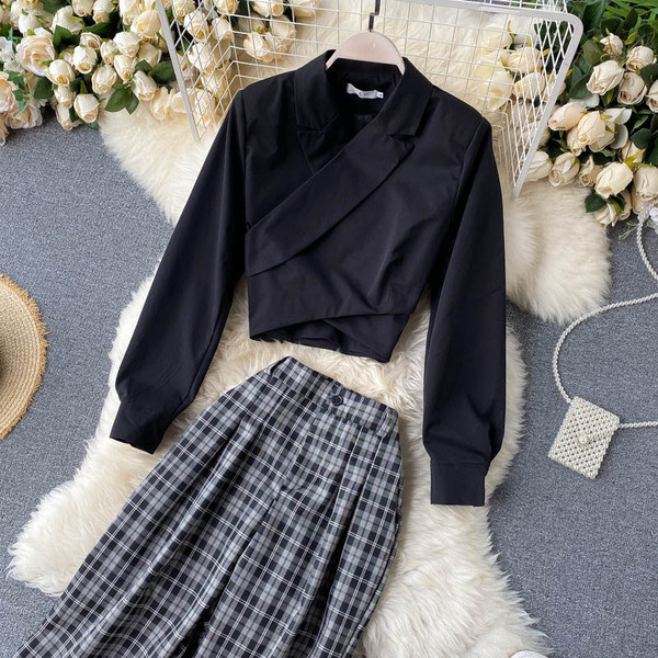 Naiste pluusi ja ruuduliste pükste komplekt