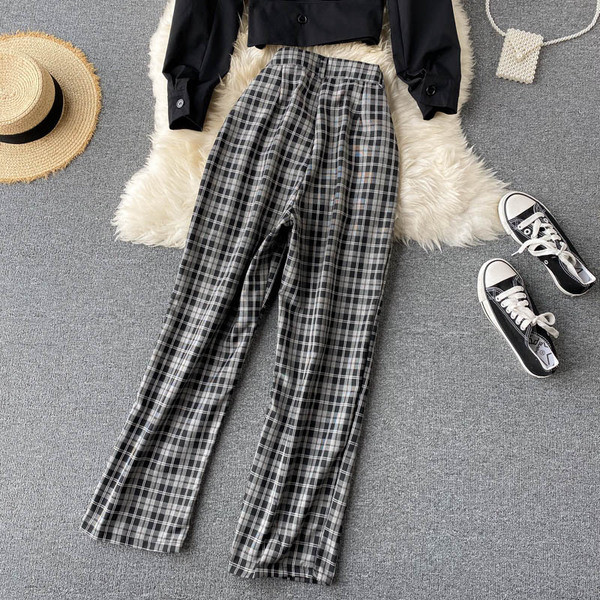 Naiste pluusi ja ruuduliste pükste komplekt