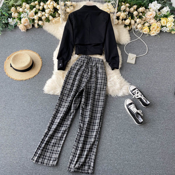 Naiste pluusi ja ruuduliste pükste komplekt