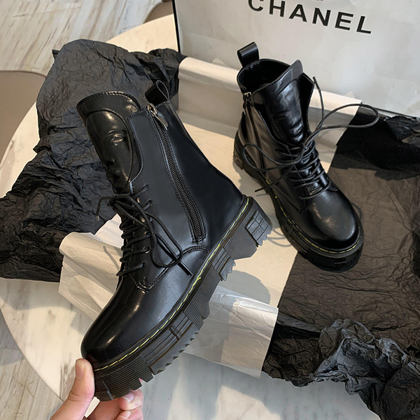 Női csizma cipzárral és fűzős fekete színben