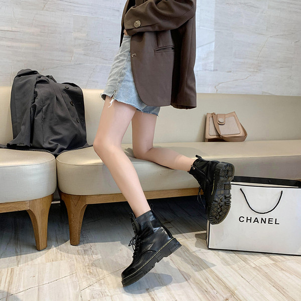 Női csizma cipzárral és fűzős fekete színben