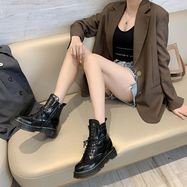 Női csizma cipzárral és fűzős fekete színben