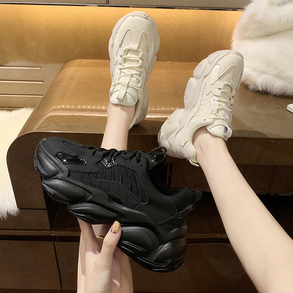 Stiilsed naiste tossud paelte ja kõrgete taldadega beeži ja musta värviga