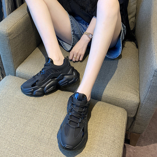 Stiilsed naiste tossud paelte ja kõrgete taldadega beeži ja musta värviga