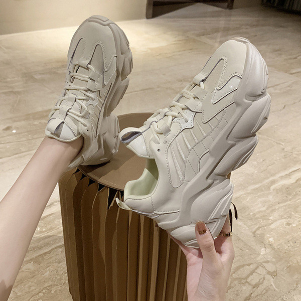 Stiilsed naiste tossud paelte ja kõrgete taldadega beeži ja musta värviga