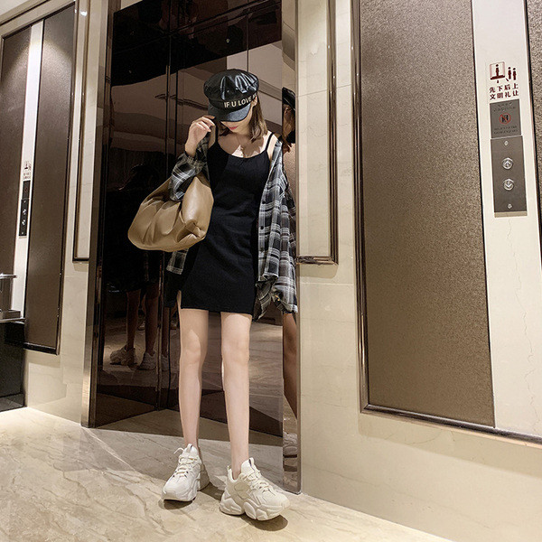 Stiilsed naiste tossud paelte ja kõrgete taldadega beeži ja musta värviga