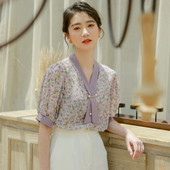 Aktuális női ing spitz nyakkivágással, virágmintával