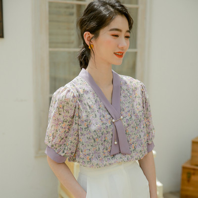 Aktuális női ing spitz nyakkivágással, virágmintával