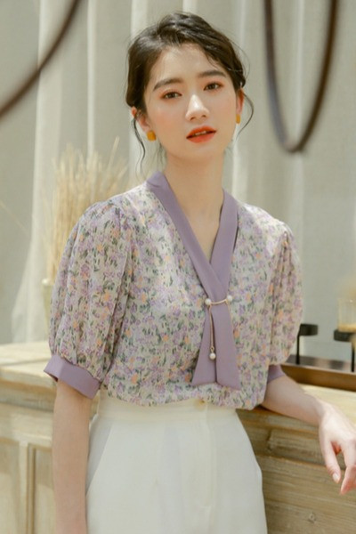 Aktuális női ing spitz nyakkivágással, virágmintával