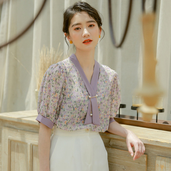 Aktuális női ing spitz nyakkivágással, virágmintával