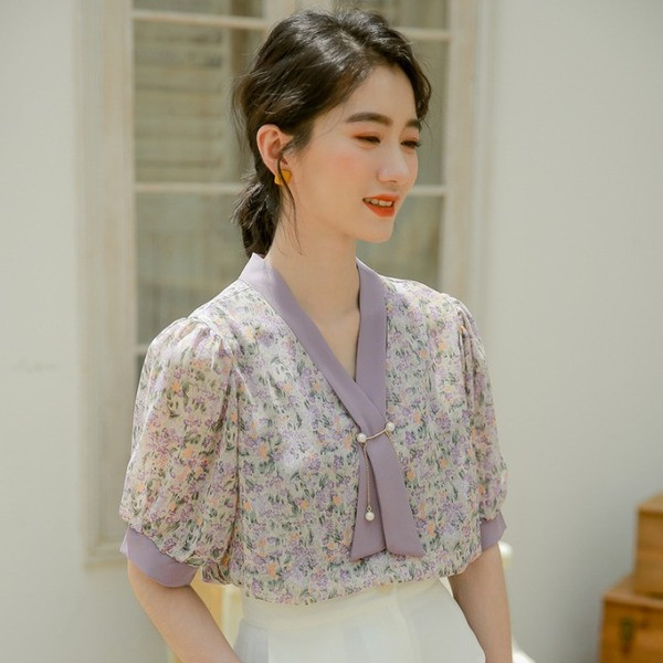 Aktuális női ing spitz nyakkivágással, virágmintával