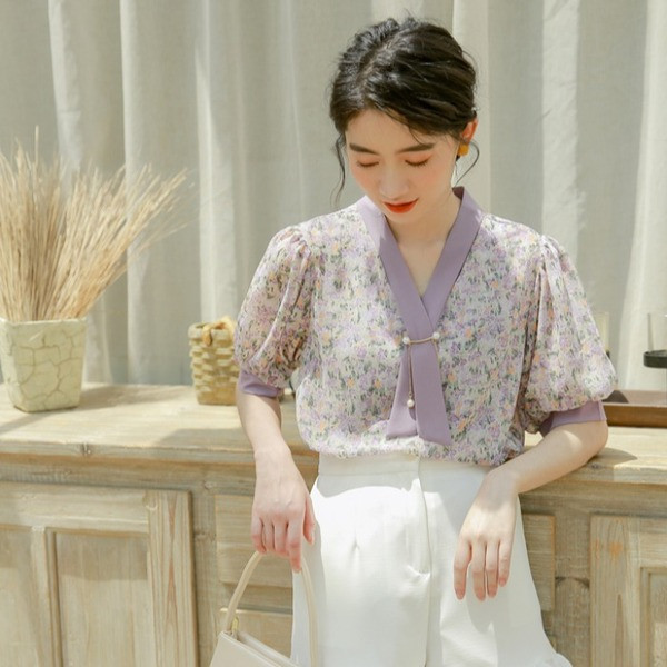 Aktuális női ing spitz nyakkivágással, virágmintával