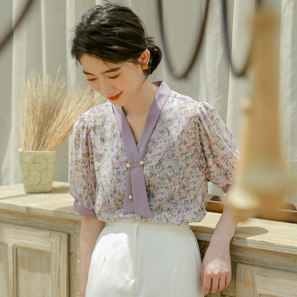 Aktuális női ing spitz nyakkivágással, virágmintával