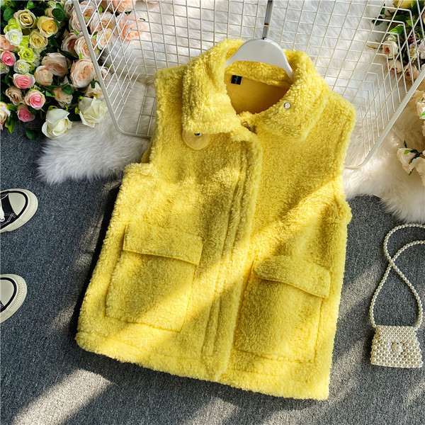 Molyhos szarvas zsebekkel és klasszikus gallérral