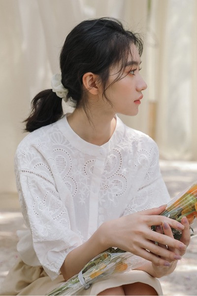 Modern női hosszú ing hímzéssel és ovális nyakkivágással