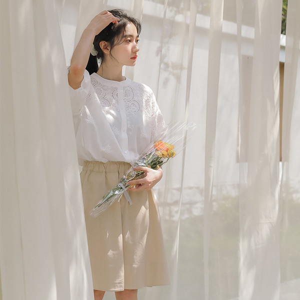 Modern női hosszú ing hímzéssel és ovális nyakkivágással