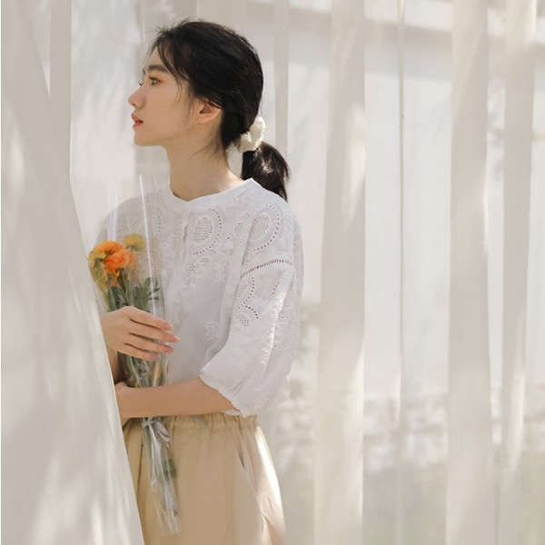 Modern női hosszú ing hímzéssel és ovális nyakkivágással