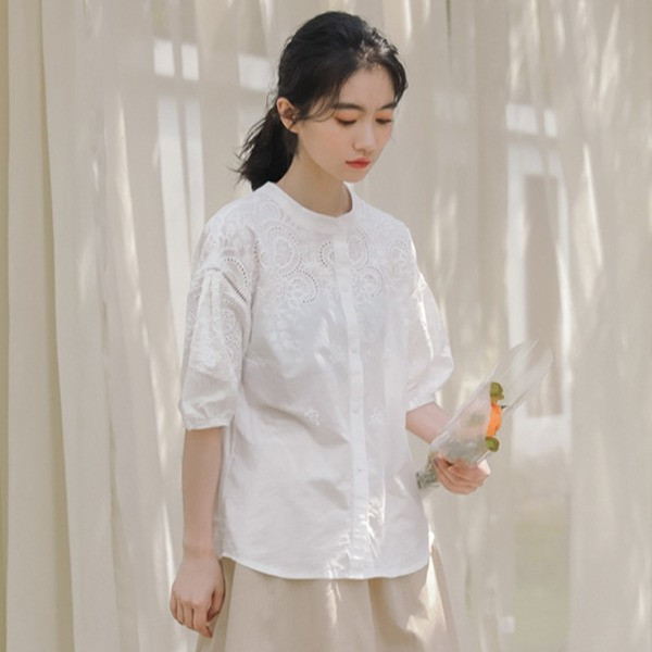 Modern női hosszú ing hímzéssel és ovális nyakkivágással