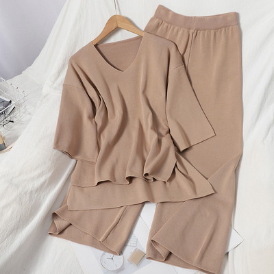 Μοντέρνο γυναικείο σετ - μπλουζάκι και φαρδύ παντελόνι