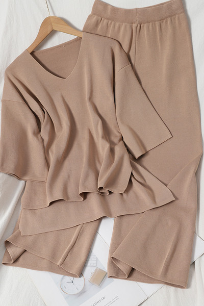 Μοντέρνο γυναικείο σετ - μπλουζάκι και φαρδύ παντελόνι