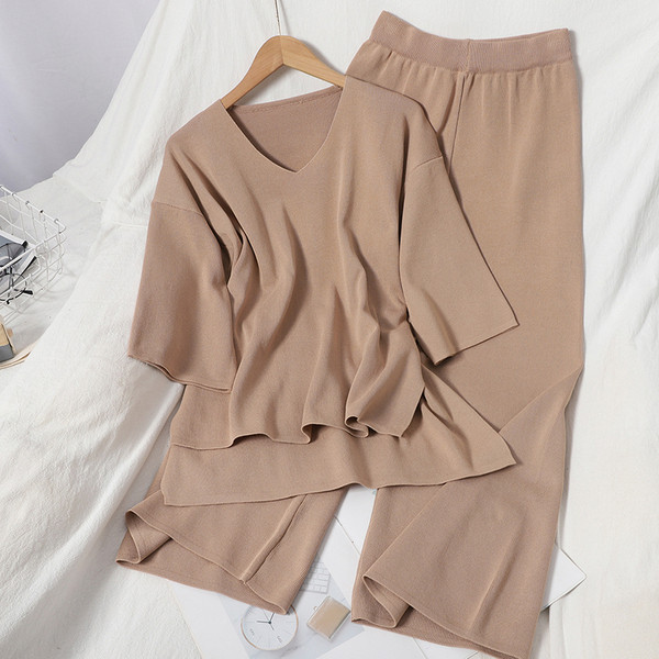 Μοντέρνο γυναικείο σετ - μπλουζάκι και φαρδύ παντελόνι