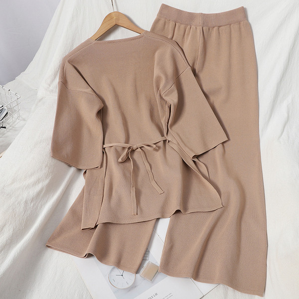 Μοντέρνο γυναικείο σετ - μπλουζάκι και φαρδύ παντελόνι