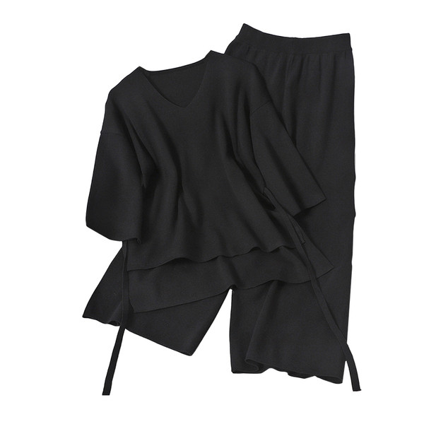 Μοντέρνο γυναικείο σετ - μπλουζάκι και φαρδύ παντελόνι