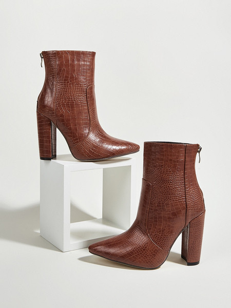 Moodsad kõrge kontsaga teravatipulise mudeliga nahast saapad