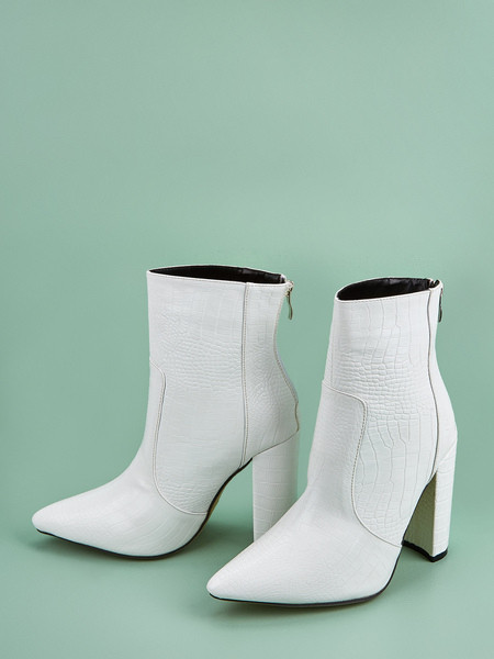 Moodsad kõrge kontsaga teravatipulise mudeliga nahast saapad