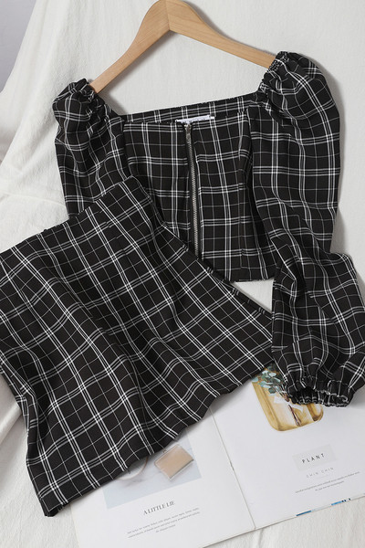 Korszerű női szett hosszú ujjú blúzból és magas derekú szoknyából