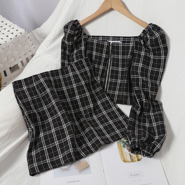 Korszerű női szett hosszú ujjú blúzból és magas derekú szoknyából