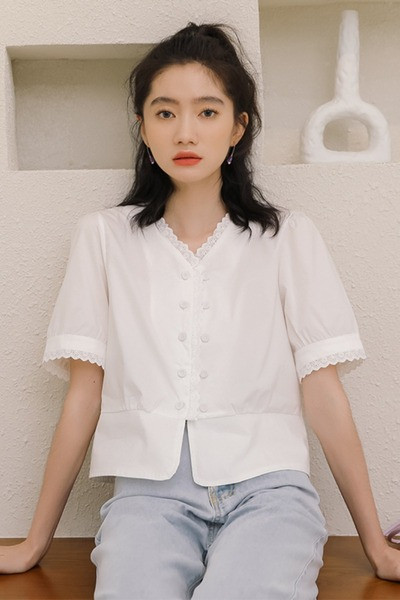 Alkalmi női rövid ing spitz nyakkivágással és gombokkal