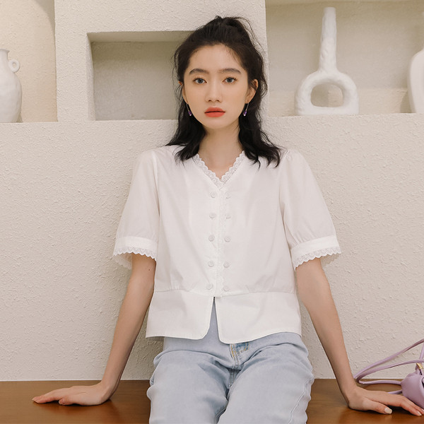 Alkalmi női rövid ing spitz nyakkivágással és gombokkal