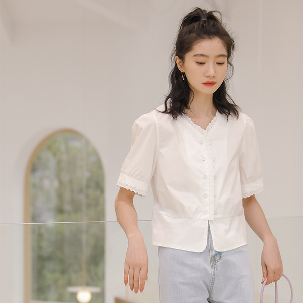 Alkalmi női rövid ing spitz nyakkivágással és gombokkal